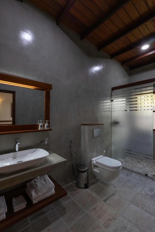 un bagno con wc, lavandino e doccia di Mudliyar House a Hikkaduwa