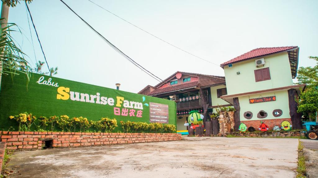 LabisにあるLABIS SUNRISE FARM STAYの通りの前の看板のある建物
