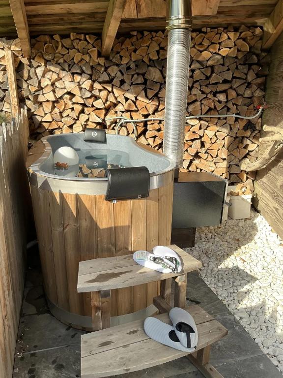 - un bain à remous dans un bâtiment en bois dans l'établissement Chalet accueillant à Saint-Sylvestre avec baignade nordique, à Saint-Sylvestre