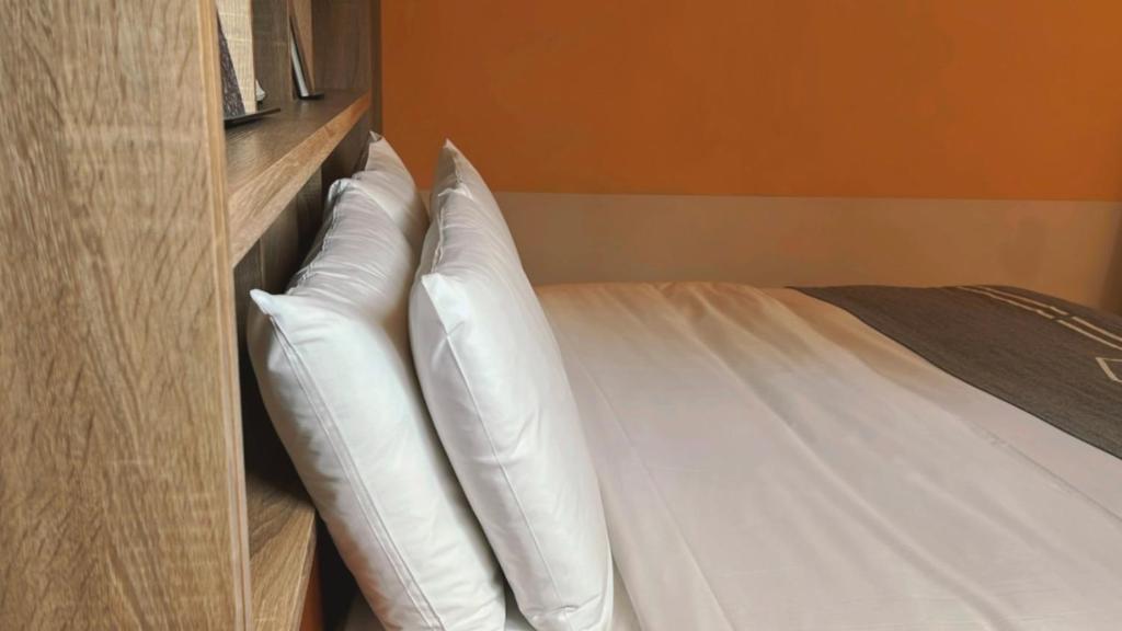 Postel nebo postele na pokoji v ubytování Chill Roof Hotel