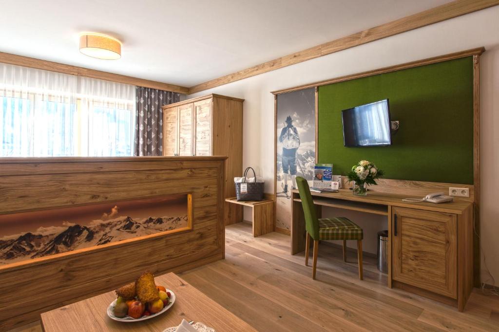 TV a/nebo společenská místnost v ubytování Hotel Zum Stern - Bergbahnen inklusive im Sommer 2025