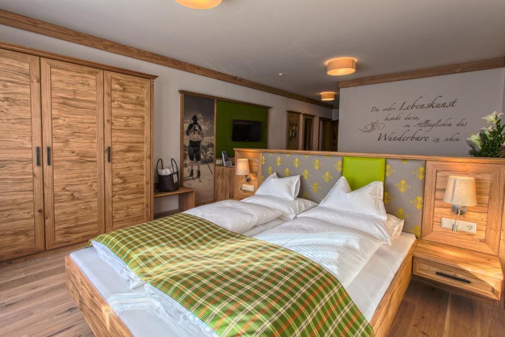 Postel nebo postele na pokoji v ubytování Hotel Zum Stern - Bergbahnen inklusive im Sommer 2025