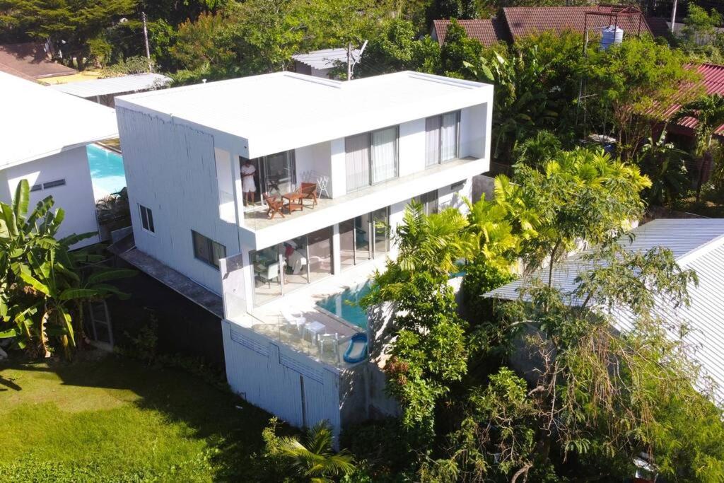 una vista aérea de una casa con piscina en Modern pool villa 3 bedrooms, en Rawai Beach