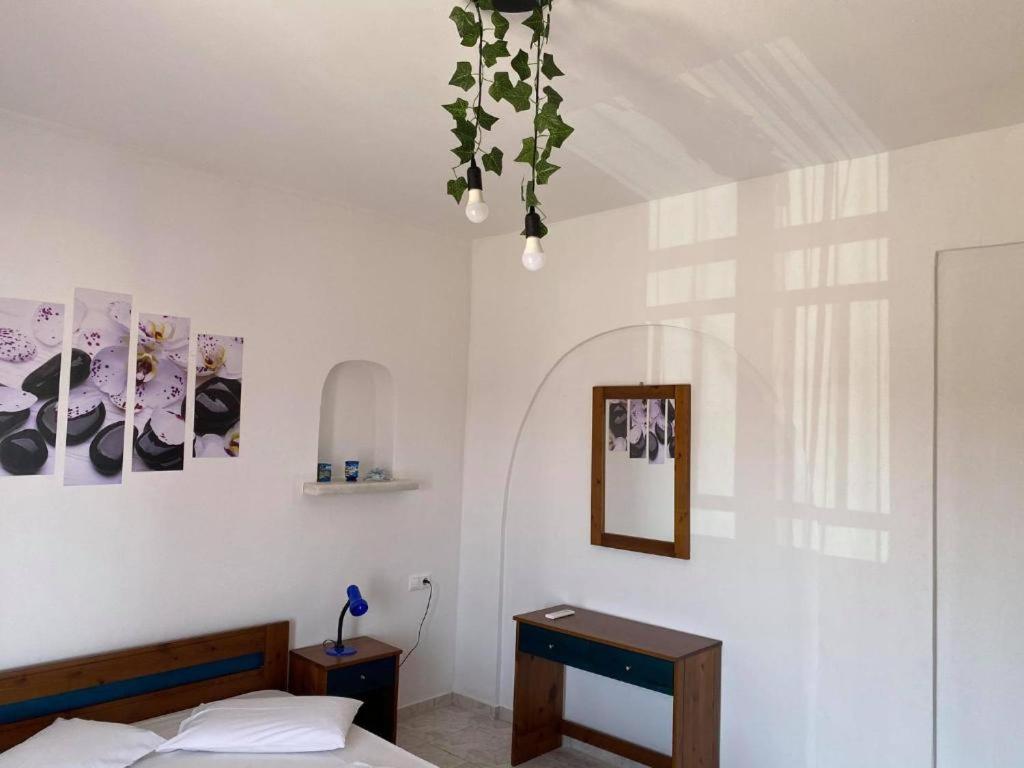 Posteľ alebo postele v izbe v ubytovaní Palmos Self-Catering Apartment with sea view
