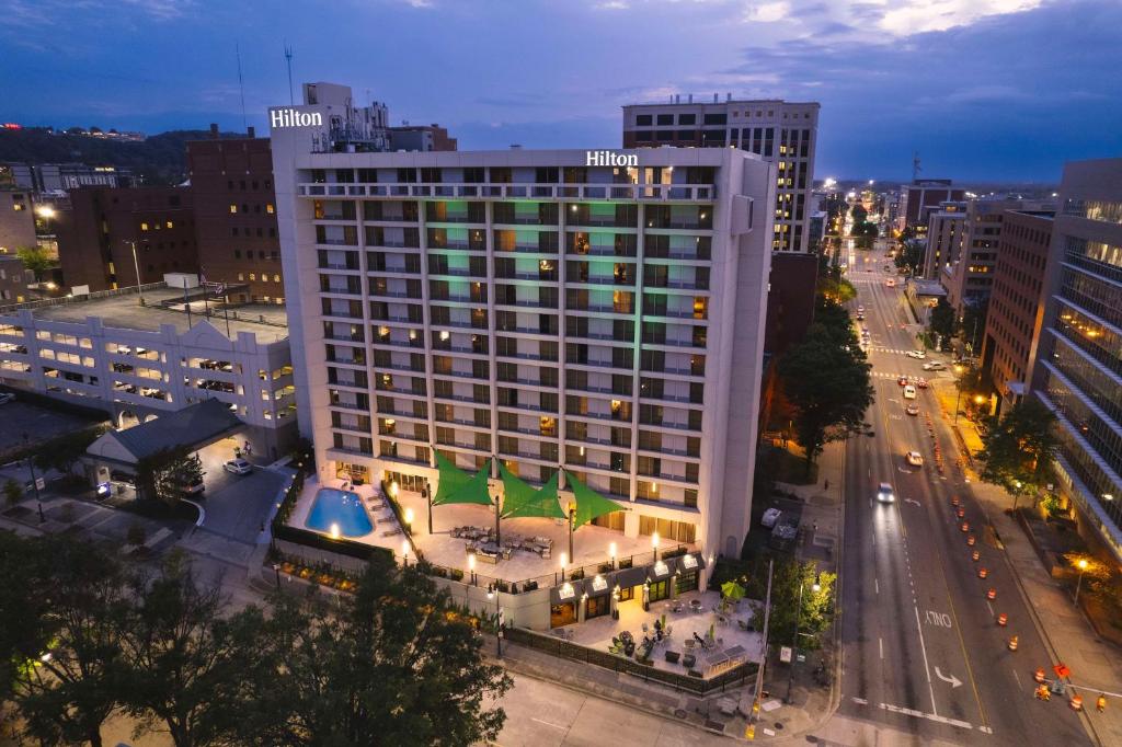伯明翰Hilton Birmingham Downtown at UAB的城市中一座大建筑的空中景观