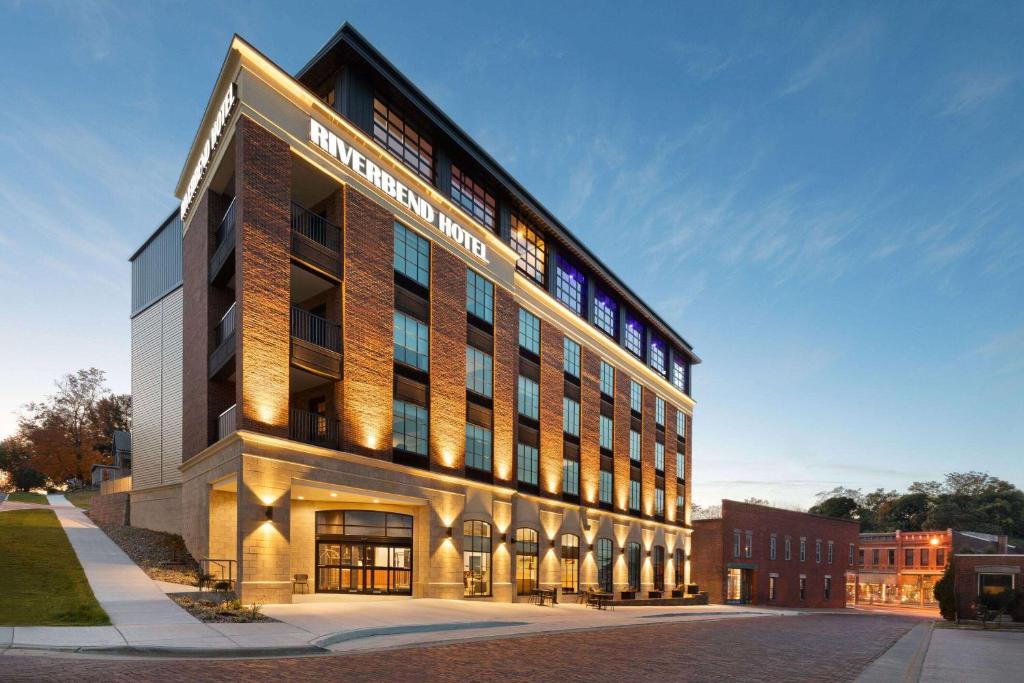eine Darstellung eines Gebäudes in einer Straße in der Unterkunft Riverbend Hotel and Suites, Trademark Collection by Wyndham in Ashtabula