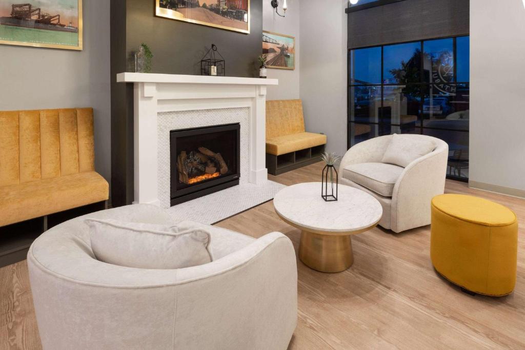 Ein Sitzbereich in der Unterkunft Riverbend Hotel and Suites, Trademark Collection by Wyndham