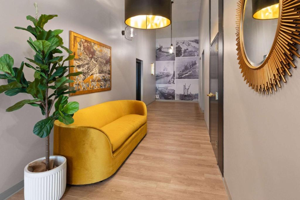 Ein Sitzbereich in der Unterkunft Riverbend Hotel and Suites, Trademark Collection by Wyndham
