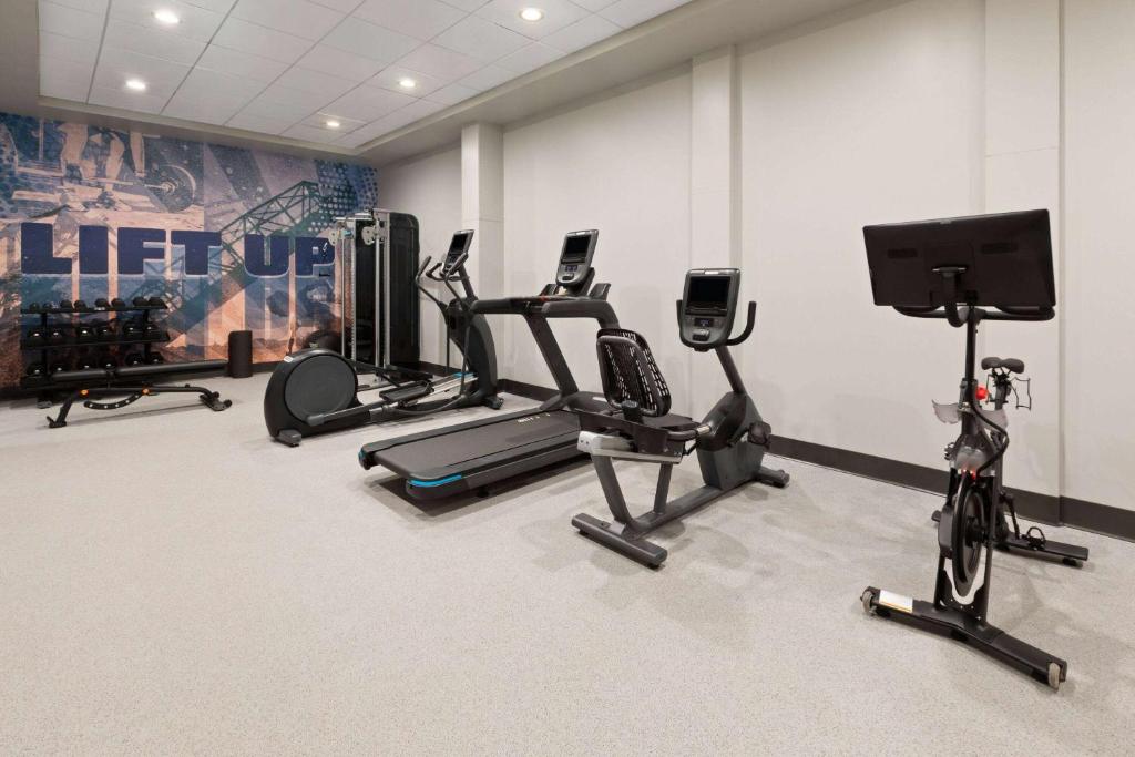 Das Fitnesscenter und&#47;oder die Fitnesseinrichtungen in der Unterkunft Riverbend Hotel and Suites, Trademark Collection by Wyndham