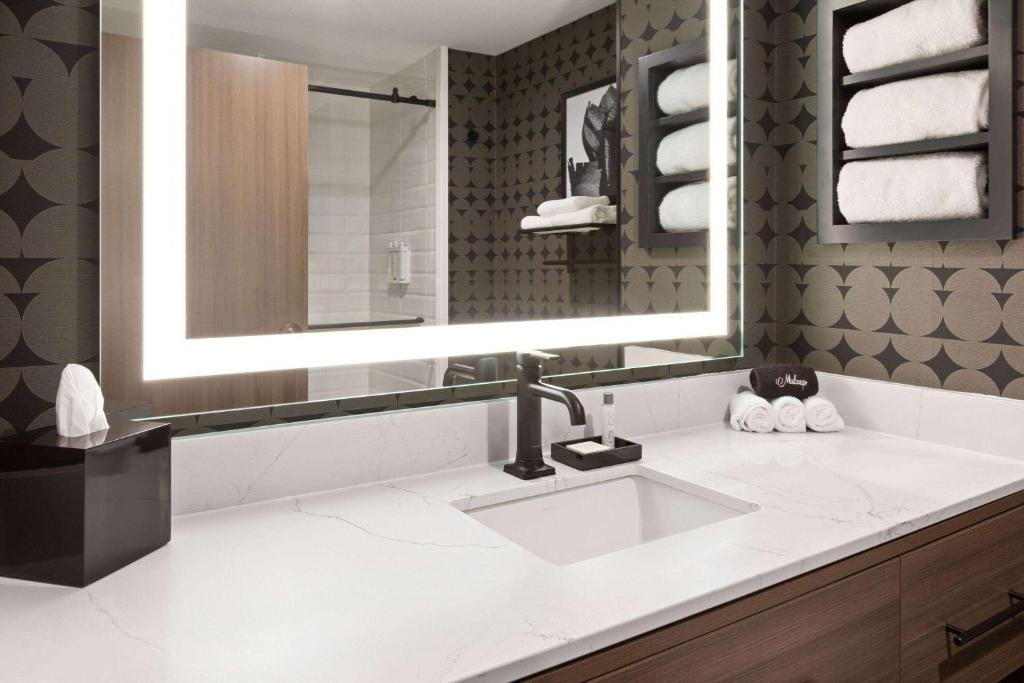 Ein Badezimmer in der Unterkunft Riverbend Hotel and Suites, Trademark Collection by Wyndham