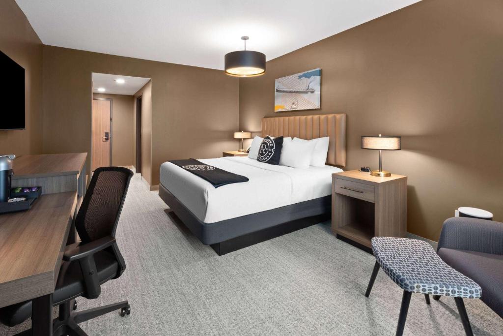 Ein Bett oder Betten in einem Zimmer der Unterkunft Riverbend Hotel and Suites, Trademark Collection by Wyndham