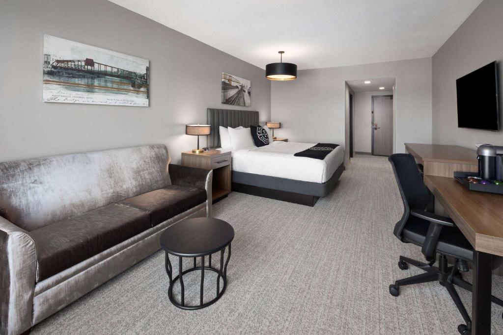 TV&#47;Unterhaltungsangebot in der Unterkunft Riverbend Hotel and Suites, Trademark Collection by Wyndham