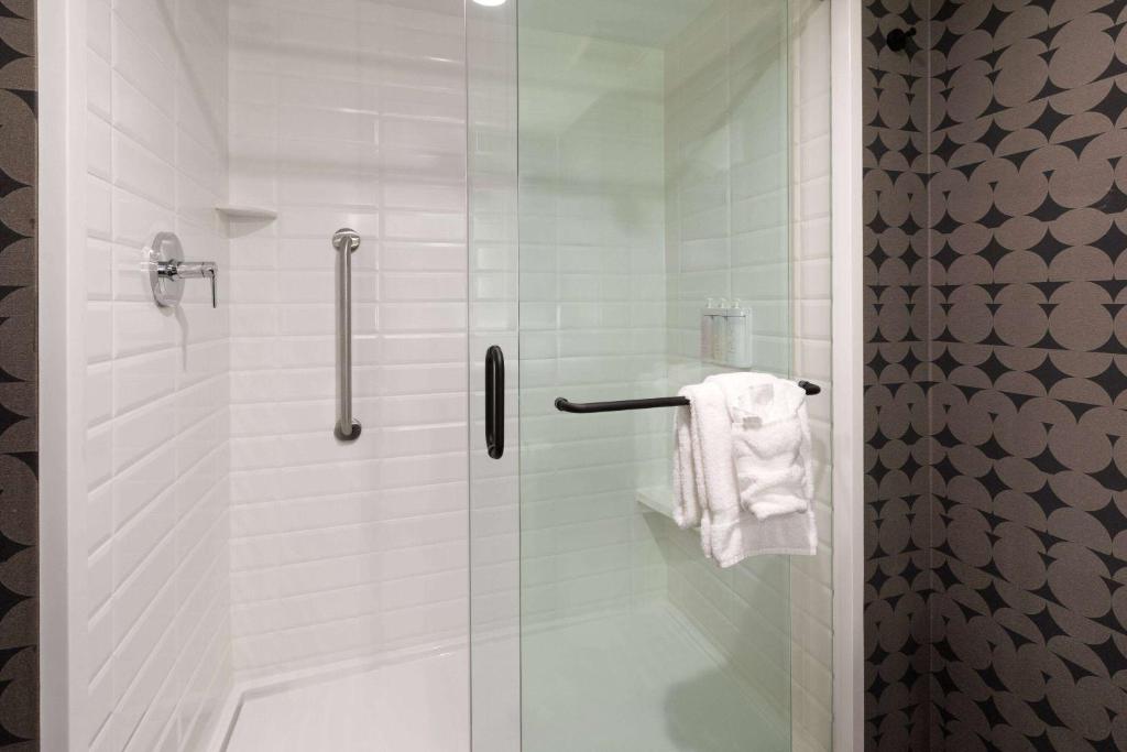 Ein Badezimmer in der Unterkunft Riverbend Hotel and Suites, Trademark Collection by Wyndham