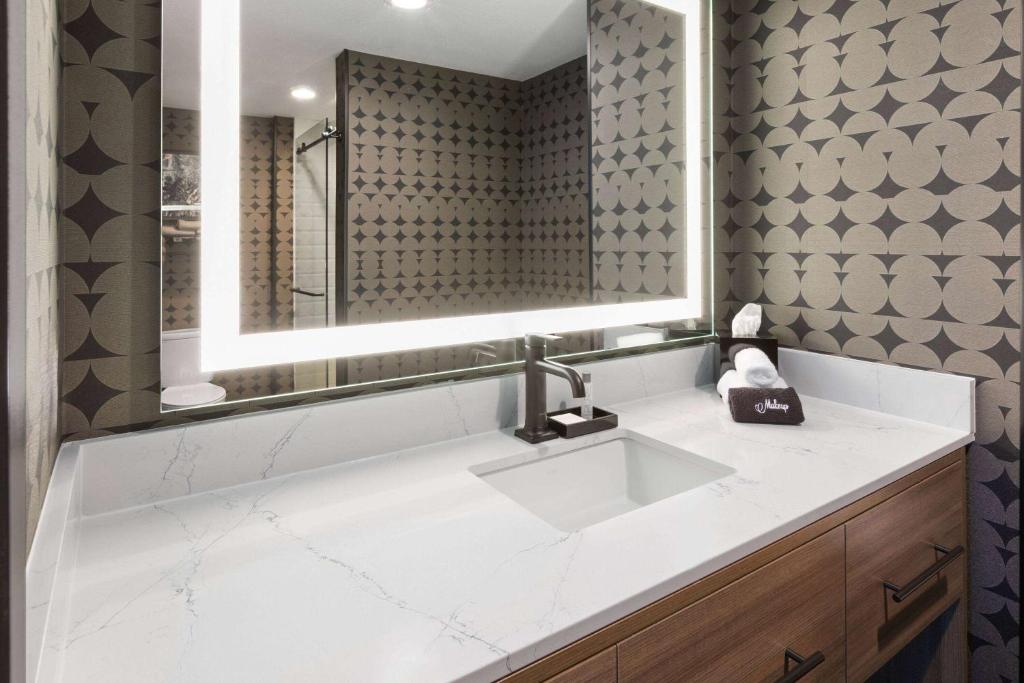 Ein Badezimmer in der Unterkunft Riverbend Hotel and Suites, Trademark Collection by Wyndham