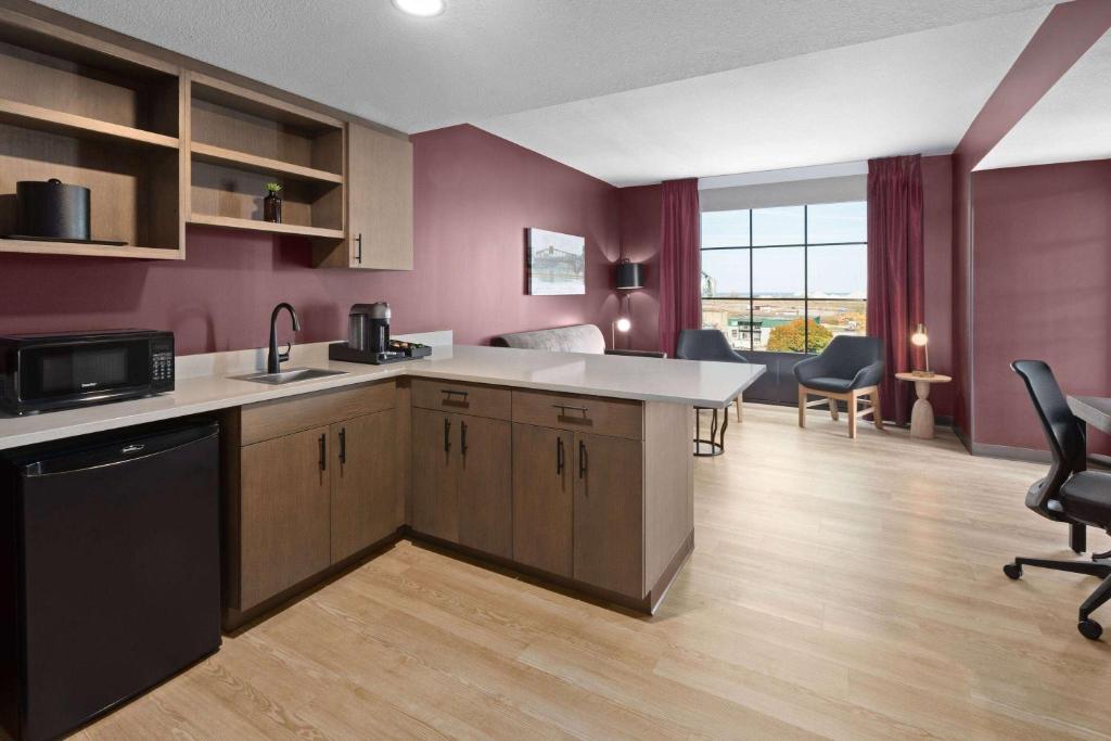 Küche&#47;Küchenzeile in der Unterkunft Riverbend Hotel and Suites, Trademark Collection by Wyndham