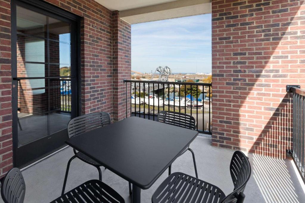 Ein Balkon oder eine Terrasse in der Unterkunft Riverbend Hotel and Suites, Trademark Collection by Wyndham