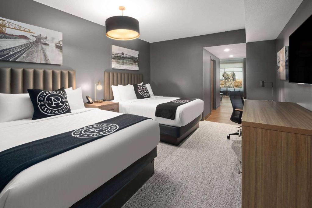 Ein Bett oder Betten in einem Zimmer der Unterkunft Riverbend Hotel and Suites, Trademark Collection by Wyndham