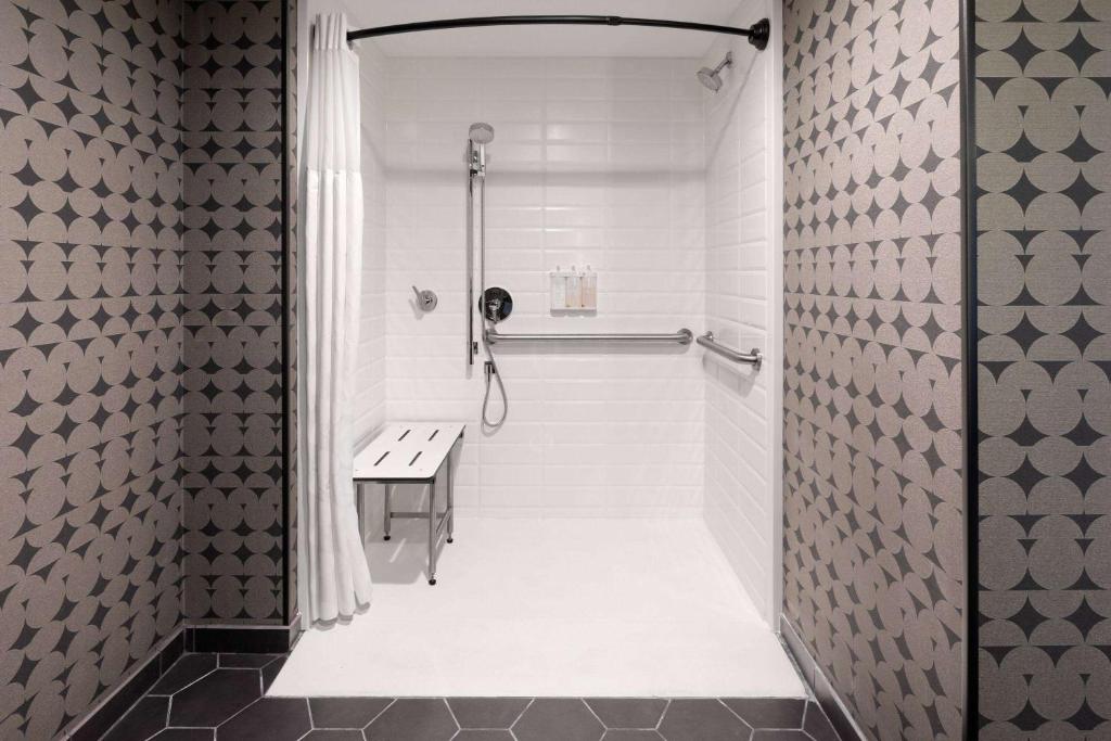 Ein Badezimmer in der Unterkunft Riverbend Hotel and Suites, Trademark Collection by Wyndham