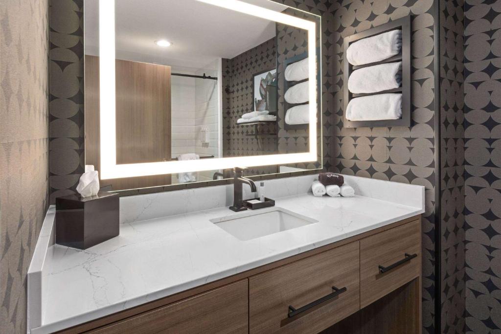 Ein Badezimmer in der Unterkunft Riverbend Hotel and Suites, Trademark Collection by Wyndham