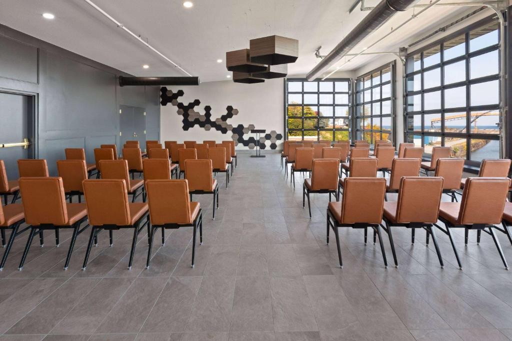 Der Geschäftsbereich oder Konferenzraum in der Unterkunft Riverbend Hotel and Suites, Trademark Collection by Wyndham