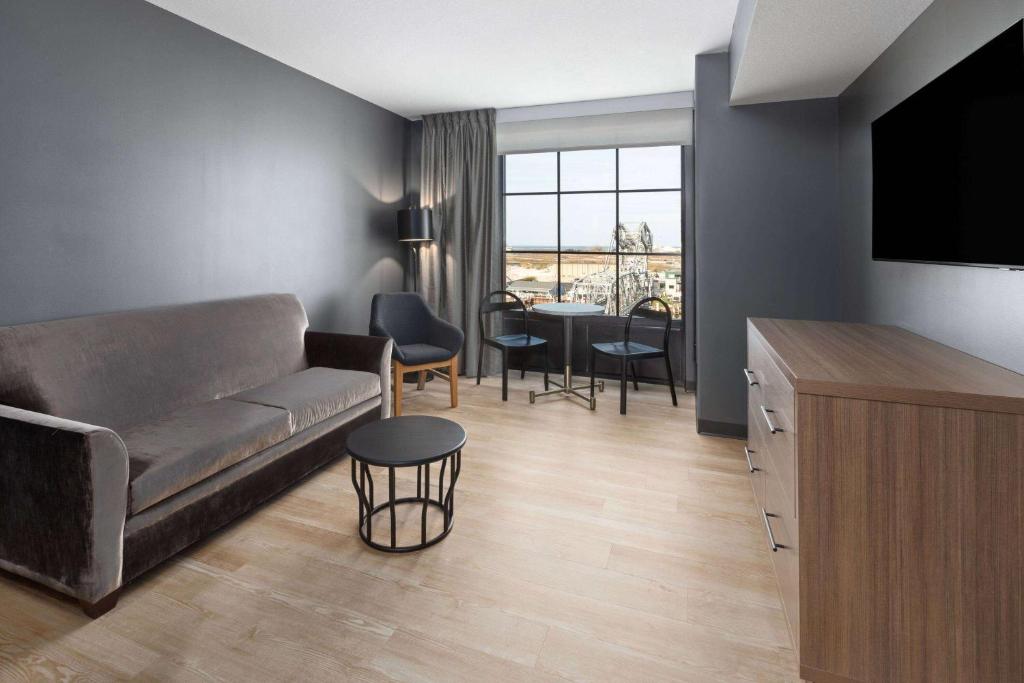 Ein Sitzbereich in der Unterkunft Riverbend Hotel and Suites, Trademark Collection by Wyndham