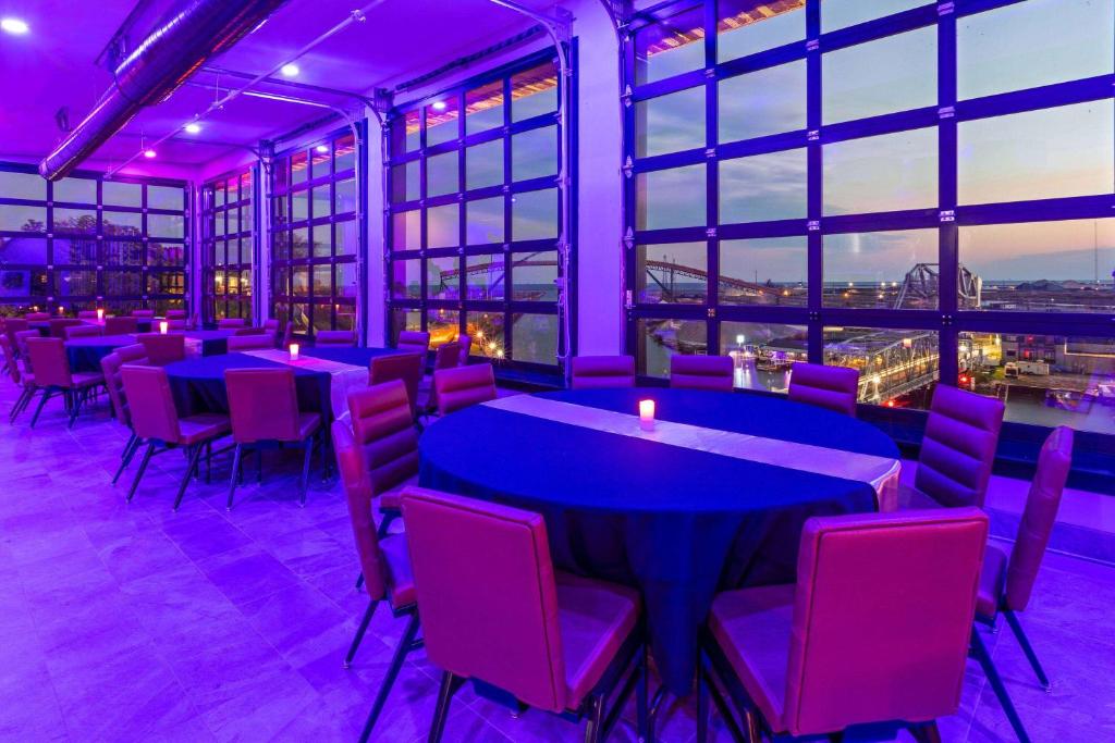 Ein Restaurant oder anderes Speiselokal in der Unterkunft Riverbend Hotel and Suites, Trademark Collection by Wyndham 