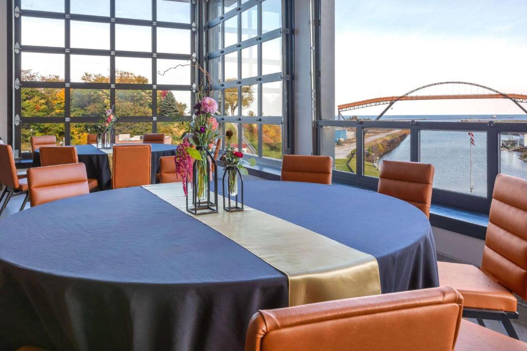 Ein Sitzbereich in der Unterkunft Riverbend Hotel and Suites, Trademark Collection by Wyndham