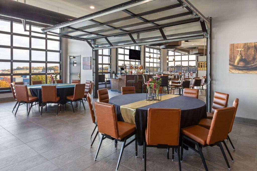 Ein Restaurant oder anderes Speiselokal in der Unterkunft Riverbend Hotel and Suites, Trademark Collection by Wyndham 