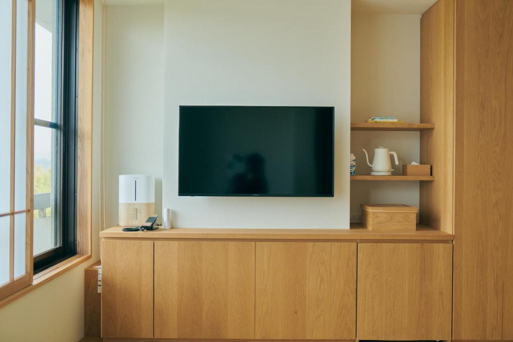 TV a/nebo společenská místnost v ubytování くろしお想
