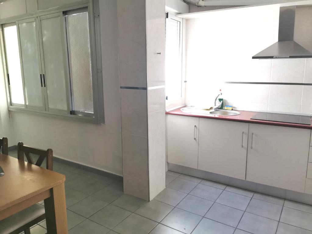 Kuchyň nebo kuchyňský kout v ubytování San Pedro del Pinatar Lo Pagan, Calle Gibraltar 19 - app 2A