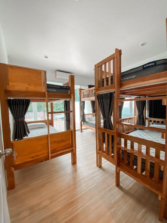 Postel nebo postele na pokoji v ubytování Little wild hostel khaosok