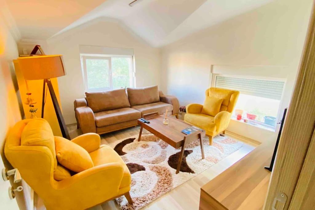 a living room with a couch and two chairs and a table at Peribacası Manzaralı Modern Daire in Urgup