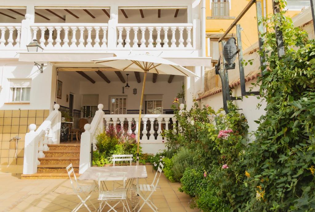 een wit huis met een tafel en stoelen bij Señorío de Ves in Casas de Ves