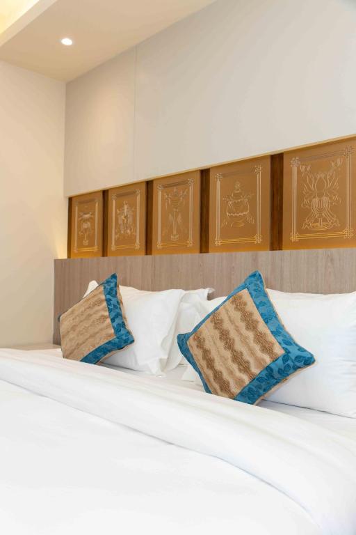 Postel nebo postele na pokoji v ubytování Shuvatara Suites & Spa, Thamel