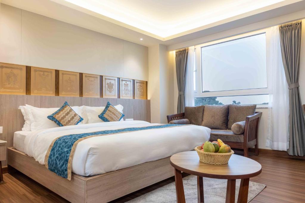 Postel nebo postele na pokoji v ubytování Shuvatara Suites & Spa, Thamel
