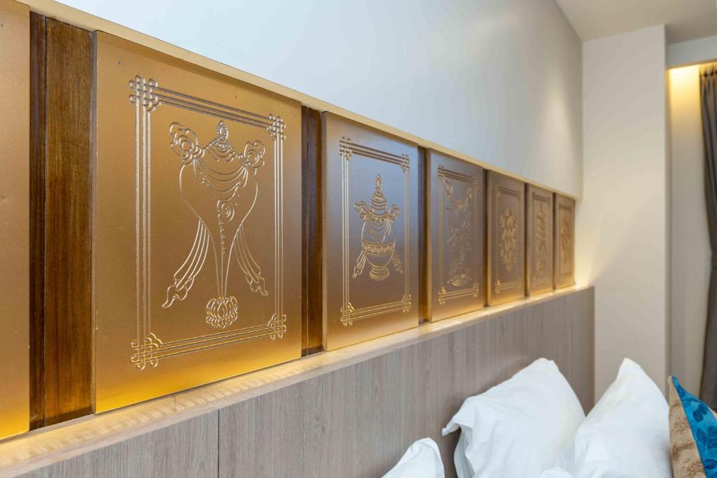 Postel nebo postele na pokoji v ubytování Shuvatara Suites & Spa, Thamel