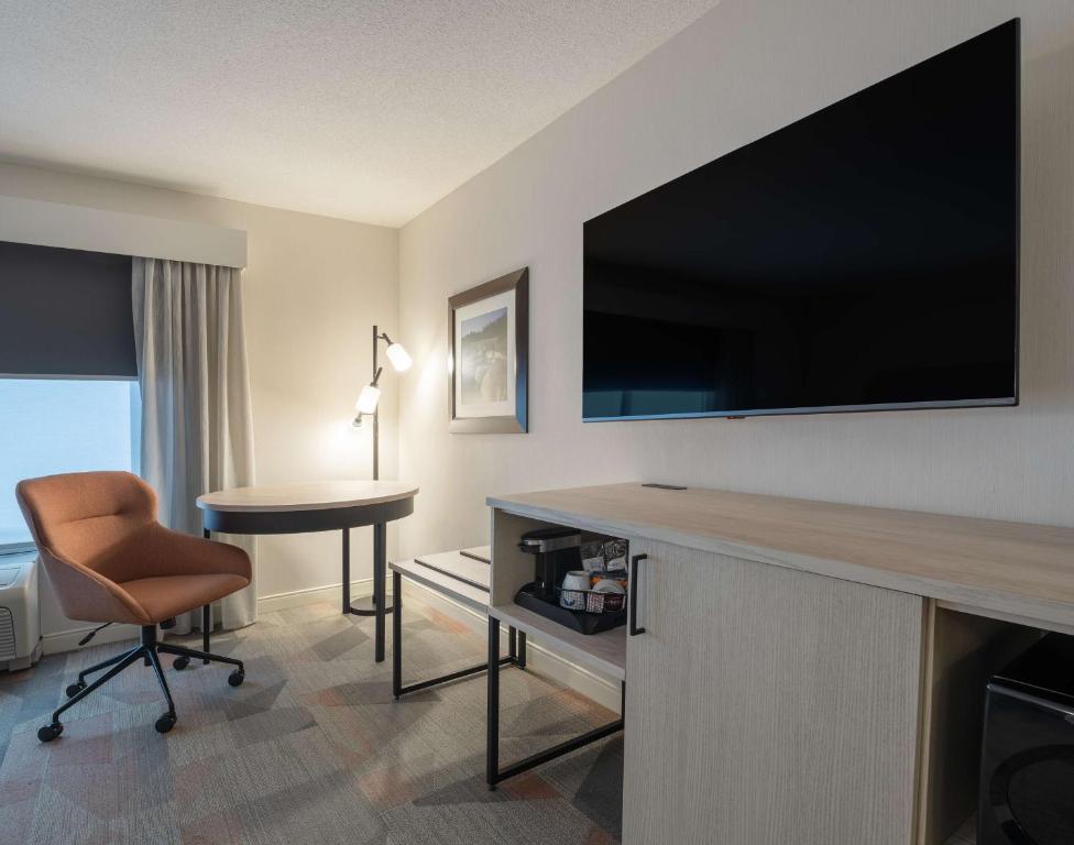 TV a/nebo společenská místnost v ubytování Hampton Inn & Suites by Hilton Moncton