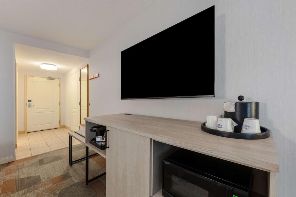 TV a/nebo společenská místnost v ubytování Hampton Inn & Suites by Hilton Moncton