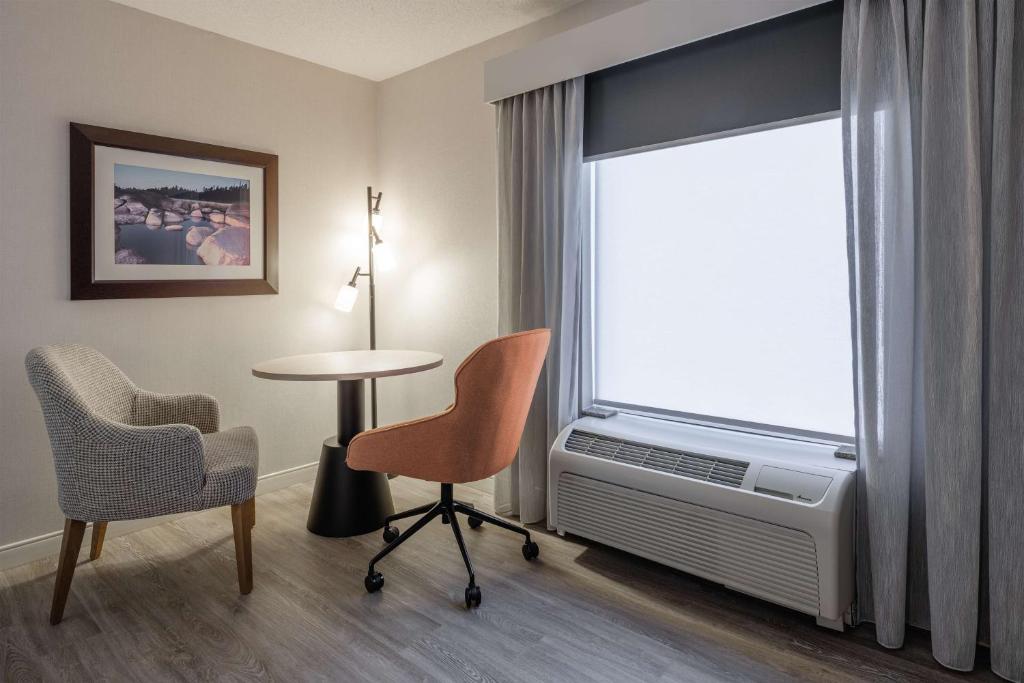 Posezení v ubytování Hampton Inn & Suites by Hilton Moncton