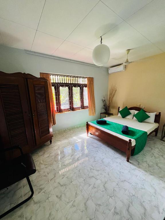 Postel nebo postele na pokoji v ubytování Emerald Villas Weligama