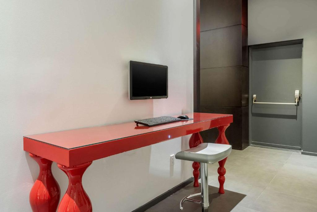 TV a/nebo společenská místnost v ubytování Hotel Quartier, Ascend Hotel Collection