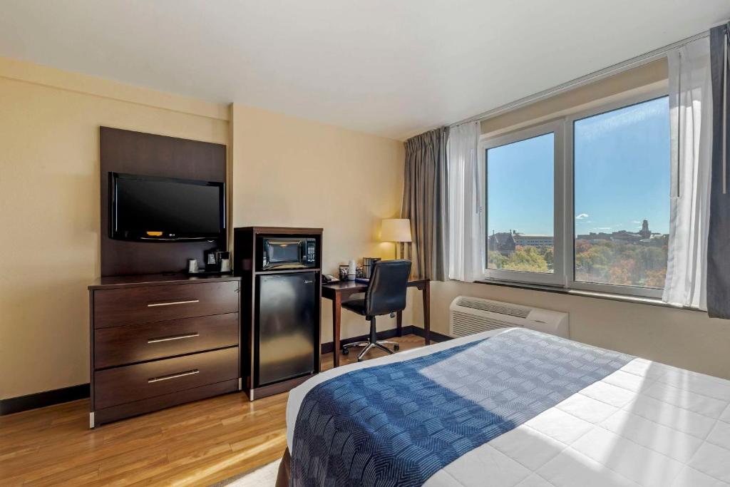The Capitol Hotel, Ascend Hotel Collection - Queen Room With Roll-in Shower - Non-Smoking