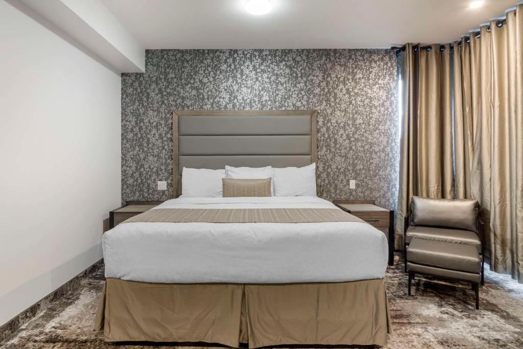 Postel nebo postele na pokoji v ubytování The Hue Hotel, Ascend Hotel Collection