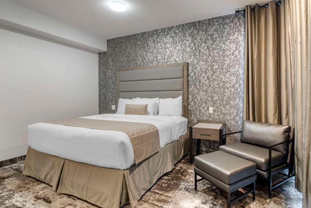 Postel nebo postele na pokoji v ubytování The Hue Hotel, Ascend Hotel Collection
