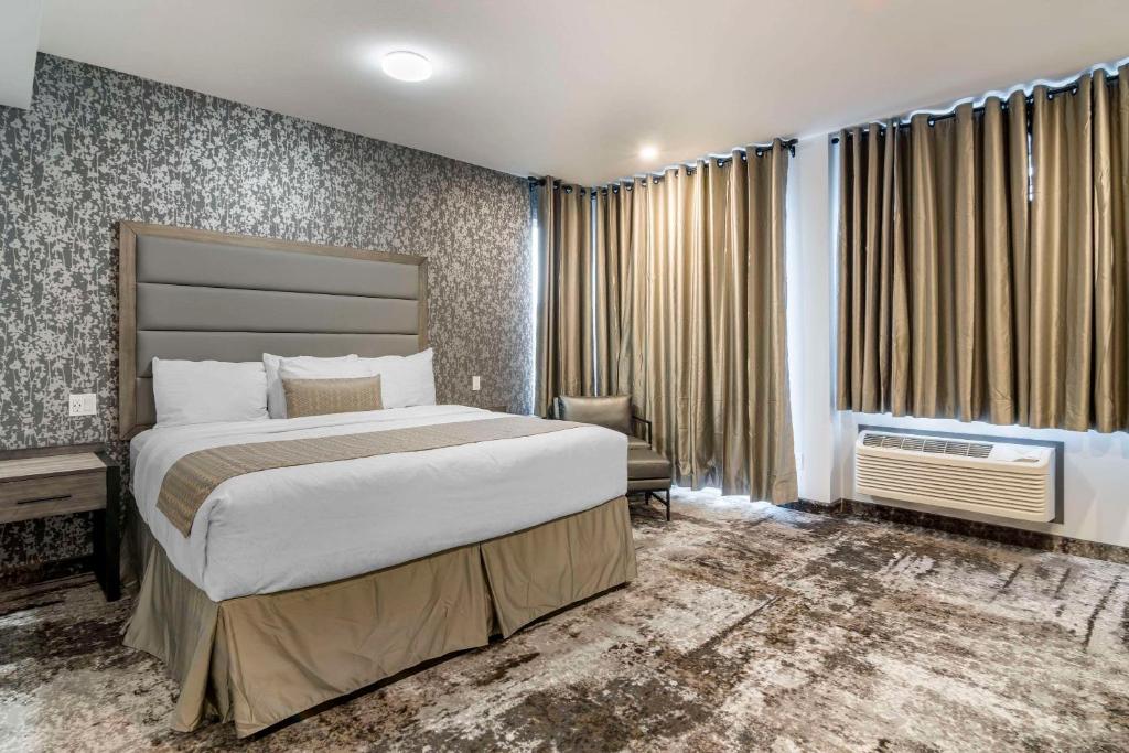 Postel nebo postele na pokoji v ubytování The Hue Hotel, Ascend Hotel Collection