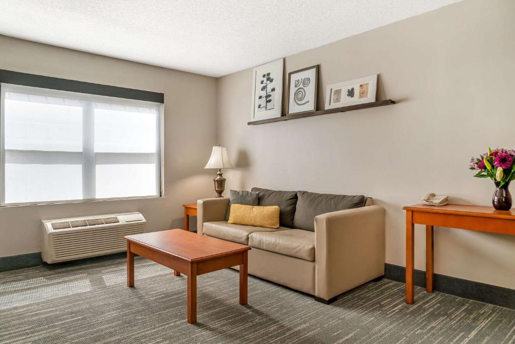 a living room with a couch and a table at Country Inn & Suites by Radisson, Rossford - Toledo South in Rossford