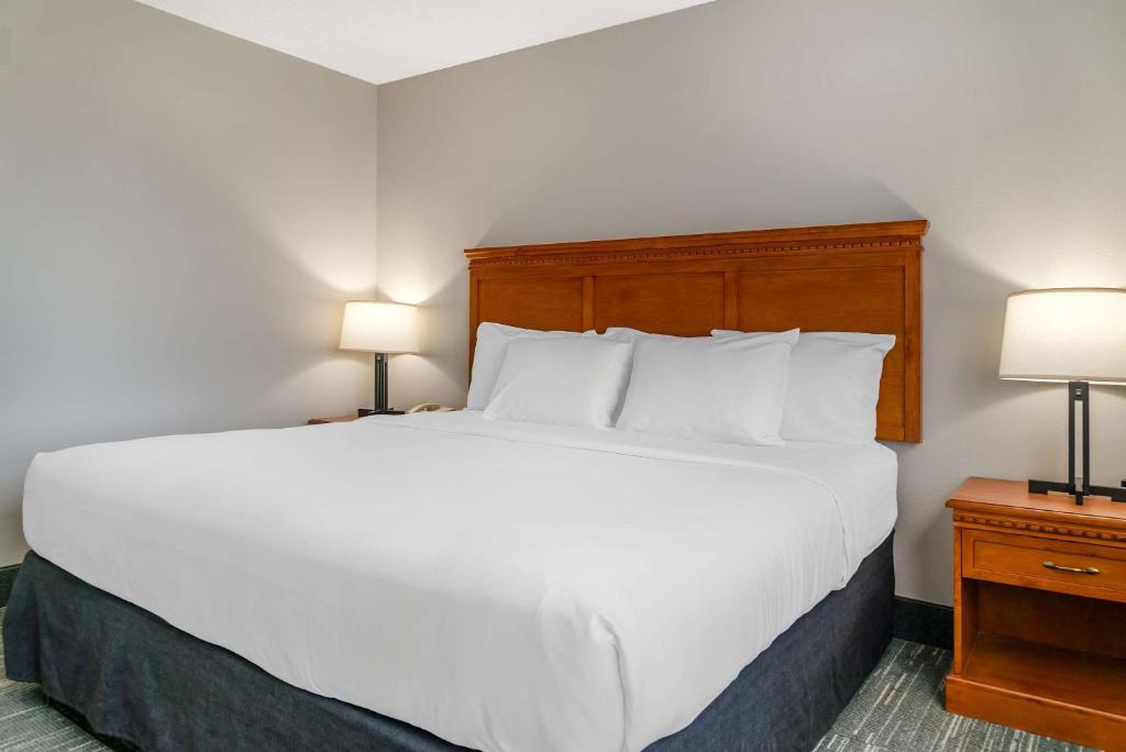 a bedroom with a large white bed and two lamps at Country Inn & Suites by Radisson, Rossford - Toledo South in Rossford