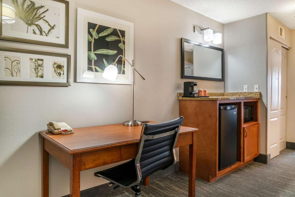 a desk with a lamp and a chair in a room at Country Inn & Suites by Radisson, Rossford - Toledo South in Rossford