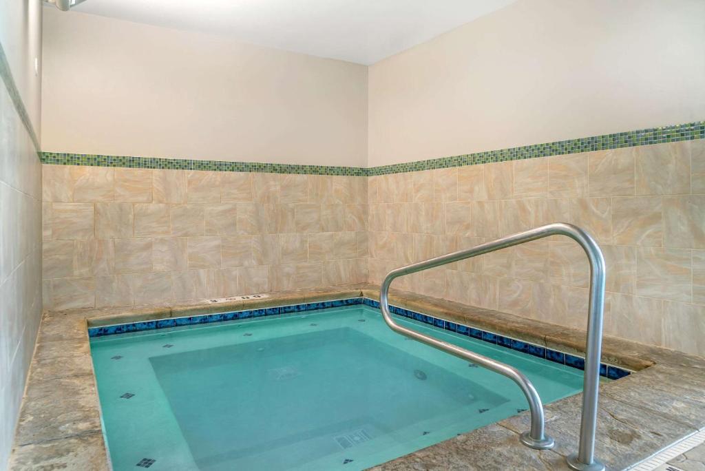 a large swimming pool in a room with ailed walls at Country Inn & Suites by Radisson, Rossford - Toledo South in Rossford