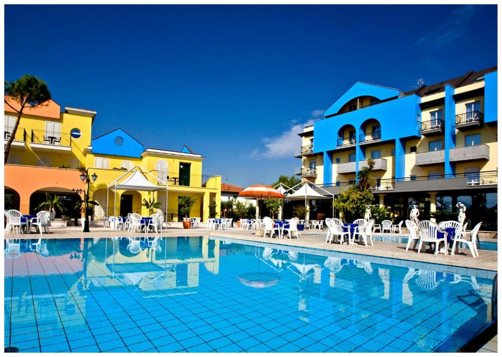 a swimming pool in front of a hotel at Hotel Parco Dei Principi in Grottammare